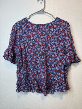 W5 Blue and Red Floral Flutter Sleeve Top Ruffle Hem Size Medium Cottagecore New